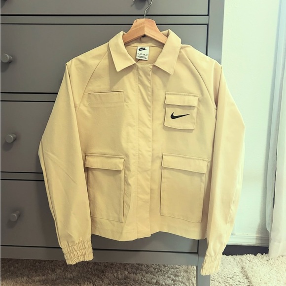 NWT💛Nike Sportswear Swoosh Women's Woven Jacket Size XS Tan - Picture 2 of 7